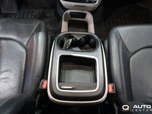 Used 2022 Chrysler Pacifica Touring-L image 20