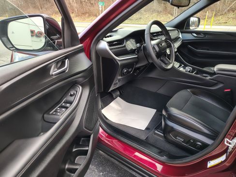 Certified 2024 Jeep Grand Cherokee L Altitude image 19