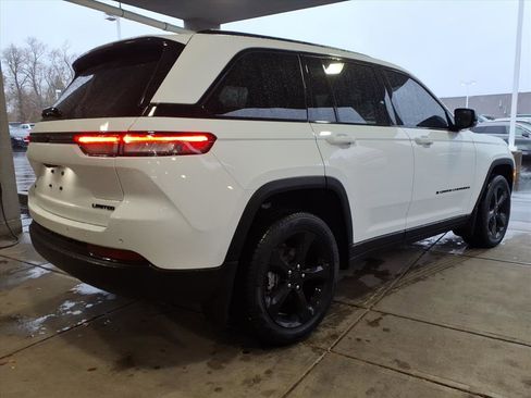 Used 2025 Jeep Grand Cherokee Limited w/ Black Appearance Package image 7