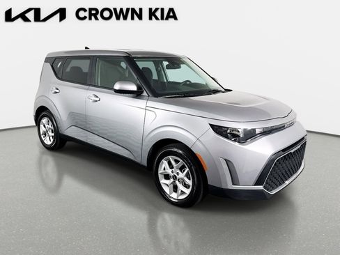 Certified 2025 Kia Soul LX w/ LX Technology Package FWD image 3