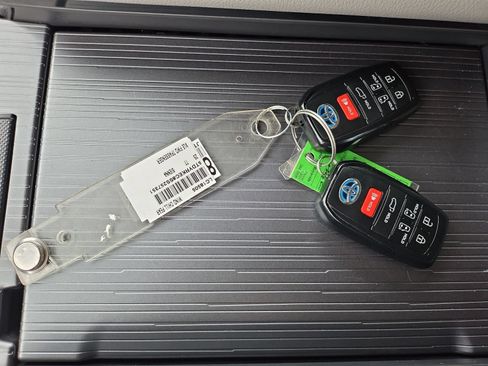 Used 2025 Toyota Sienna XLE FWD image 21