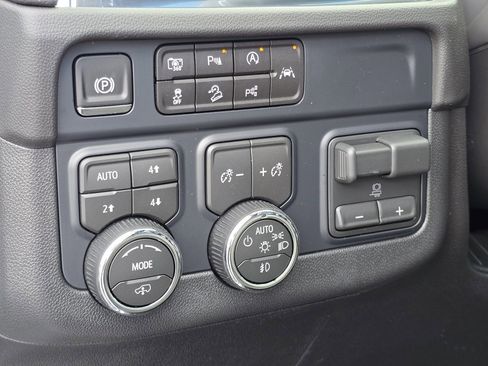 New 2026 Chevrolet Suburban High Country image 9