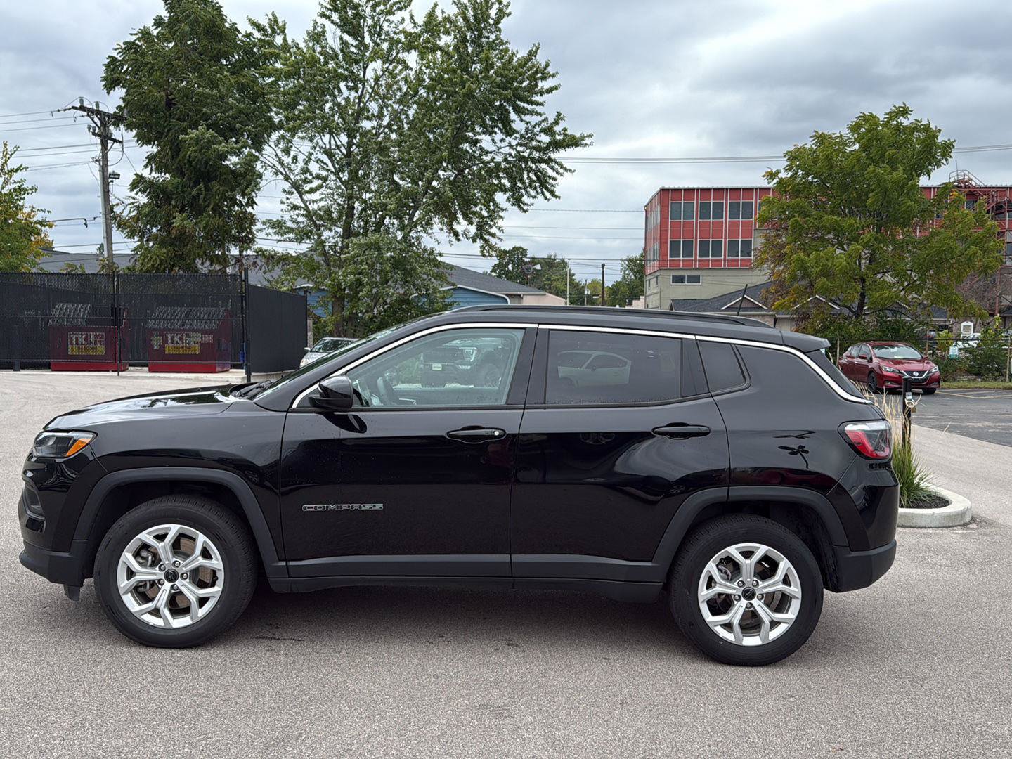 Used 2025 Jeep Compass Latitude AWD/4WD image 6
