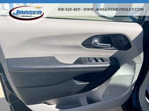 Used 2023 Chrysler Pacifica Touring-L FWD image 21
