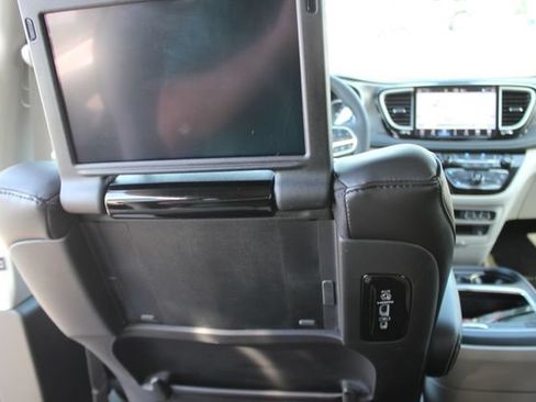 Used 2024 Chrysler Pacifica Limited w/ Uconnect Theater Family Group FWD image 24