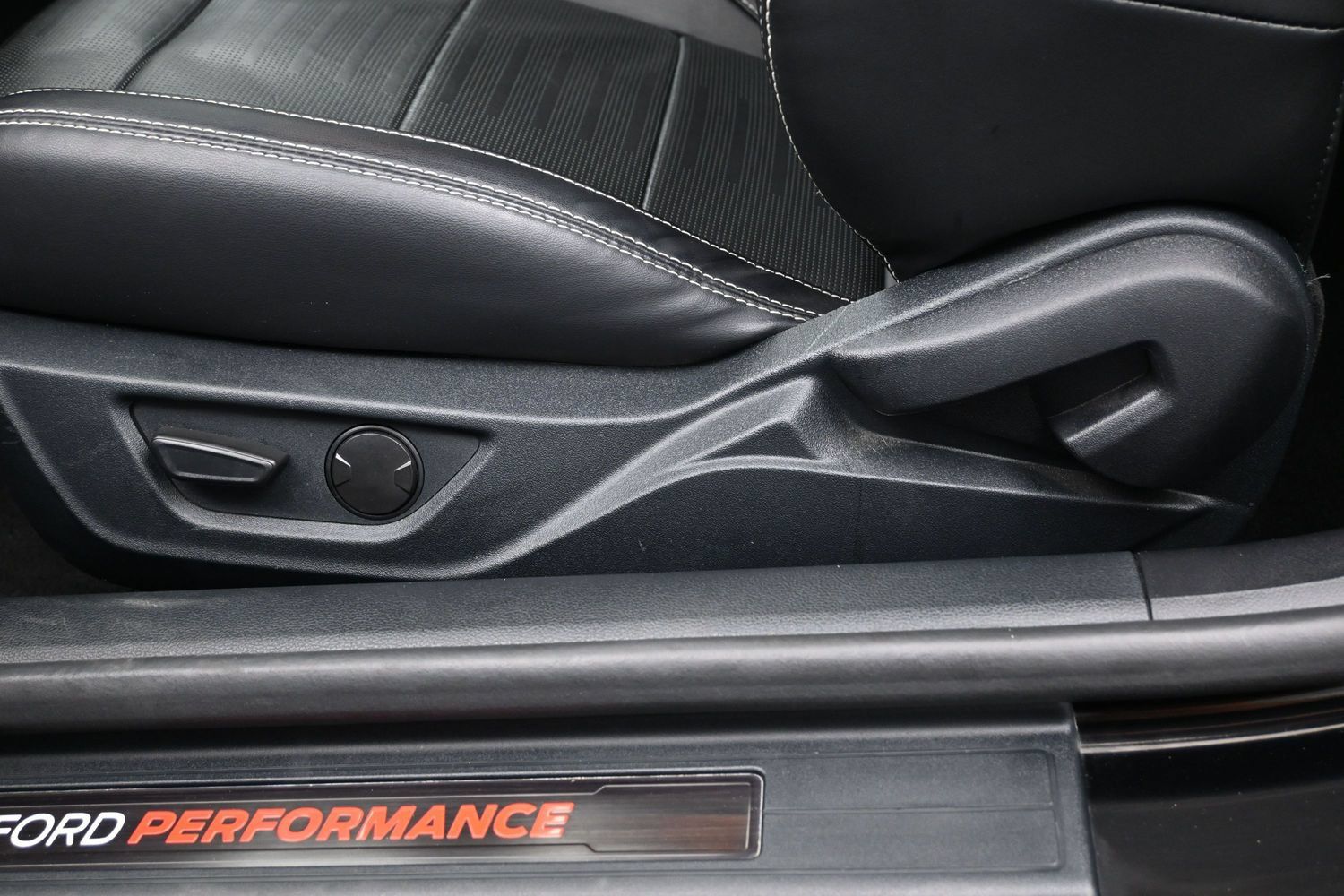 Used 2022 Ford Mustang Shelby GT500 w/ Technology Package RWD image 10