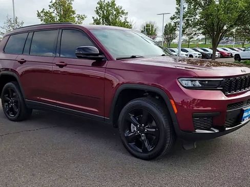 Used 2023 Jeep Grand Cherokee L Laredo image 2