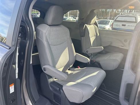 Used 2024 Toyota Sienna LE image 19