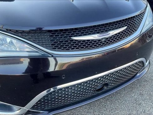 Used 2019 Chrysler Pacifica Touring Plus w/ Advanced Safetytec Group FWD image 5