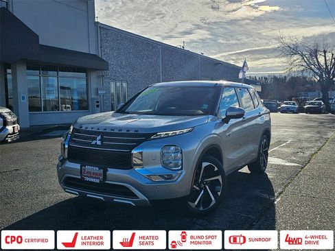 Used 2023 Mitsubishi Outlander SE image 1