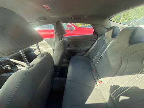 Used 2023 Hyundai Elantra SEL w/ Convenience Package FWD image 8