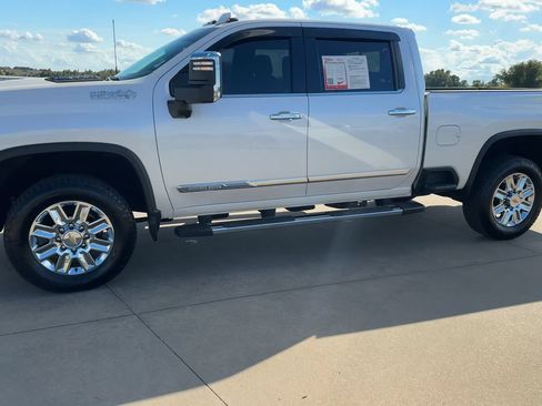 Used 2024 Chevrolet Silverado 2500 High Country w/ High Country Premium Package AWD/4WD image 3