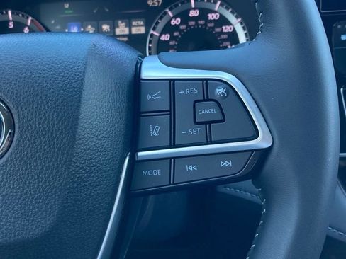 Certified 2025 Toyota Highlander XLE FWD image 19
