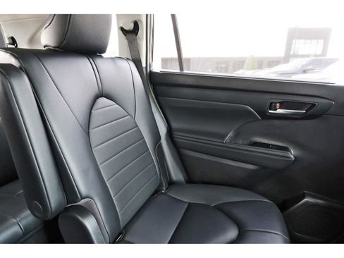 Used 2023 Toyota Highlander XLE image 10
