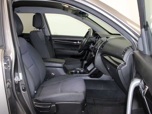 Used 2012 Kia Sorento FWD w/ Third Row Pkg image 10