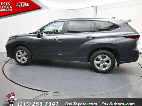 Used 2024 Toyota Highlander LE AWD/4WD image 17