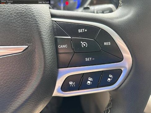 Used 2023 Chrysler Pacifica Limited FWD image 21