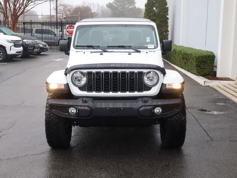 Used 2025 Jeep Gladiator Sport image 3