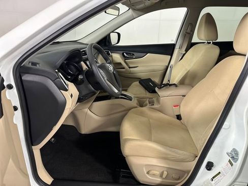 Used 2016 Nissan Rogue SV w/ SV Premium Package image 10