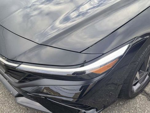 Certified 2025 Hyundai Elantra SEL image 7