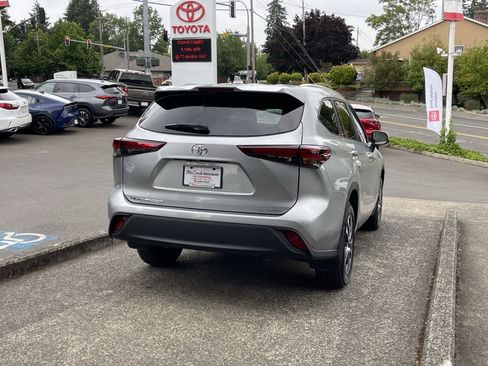 Certified 2024 Toyota Highlander XLE AWD/4WD image 7