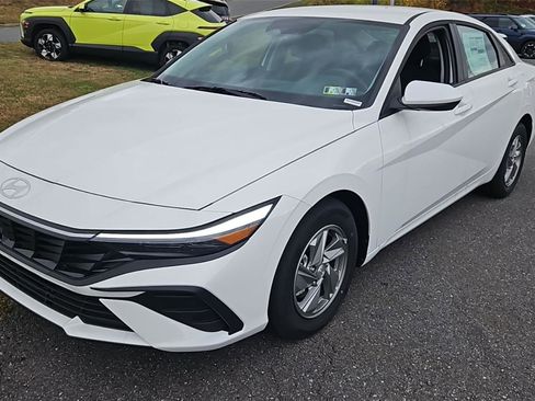New 2025 Hyundai Elantra SE image 3