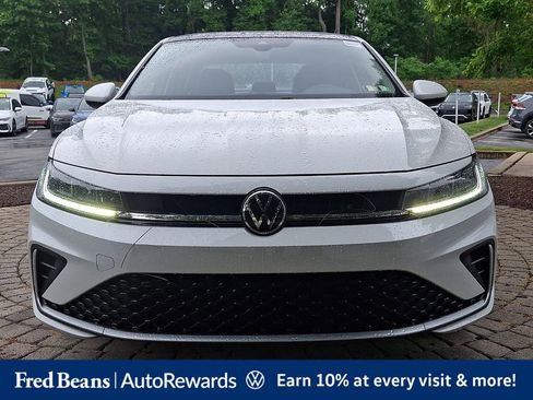 Used 2025 Volkswagen Jetta SE w/ Sunroof Package FWD image 2