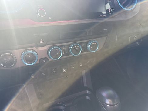 Used 2022 Toyota Tacoma TRD Off-Road image 16