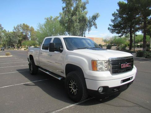 Used 2013 GMC Sierra 2500 Denali w/ Suspension Package, Off-Road AWD/4WD image 4