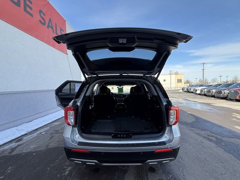 Used 2022 Ford Explorer XLT w/ Equipment Group 202A image 6