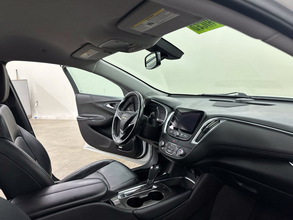 Used 2018 Chevrolet Malibu LT w/ Leather Package FWD image 17
