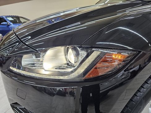 Used 2017 Jaguar F-PACE Premium image 11