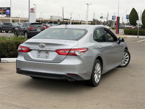 Used 2020 Toyota Camry LE image 5