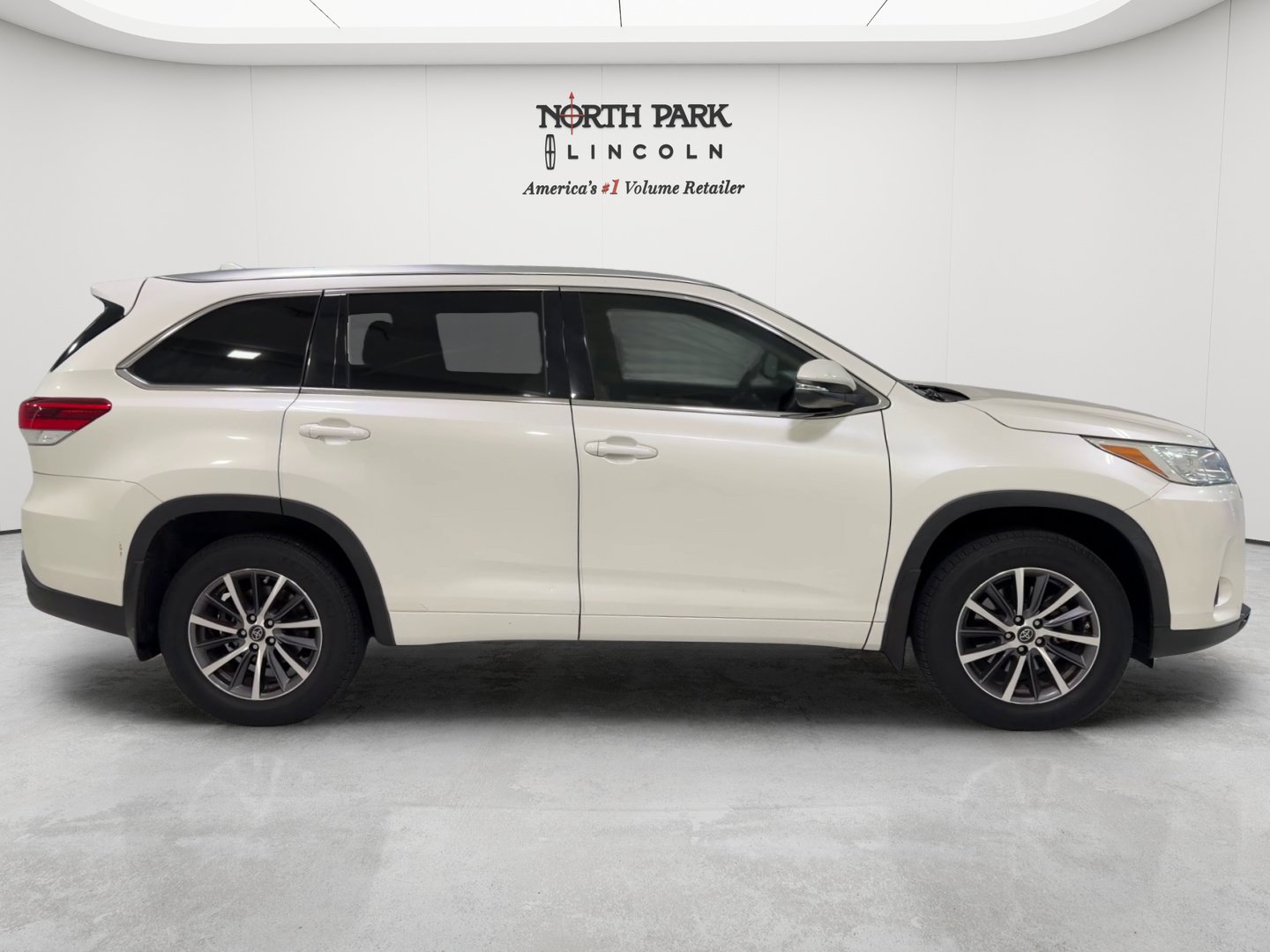 Used 2018 Toyota Highlander FWD V6 image 6