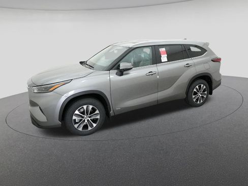 New 2026 Toyota Highlander XLE AWD/4WD image 2