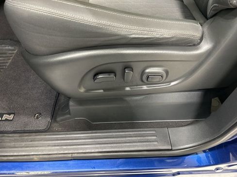 Used 2020 Nissan Titan SV w/ SV Convenience Package image 11