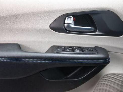 Used 2021 Chrysler Pacifica Touring w/ Cold Weather Group FWD image 25