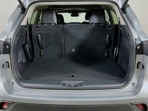 Used 2025 Toyota Highlander XLE FWD image 10