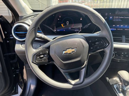 Used 2025 Chevrolet Trax LT FWD image 26