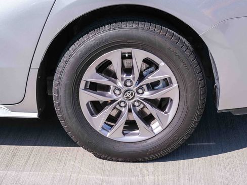Certified 2023 Toyota Sienna XLE FWD image 9