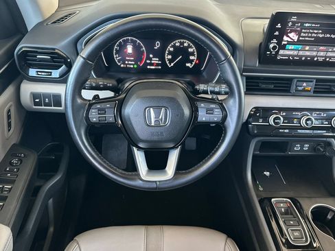 Certified 2025 Honda Pilot Touring image 14