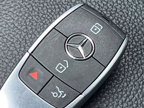 Used 2025 Mercedes-Benz GLB 250 image 28