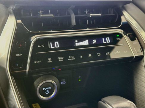 Used 2024 Toyota Venza XLE AWD/4WD image 25