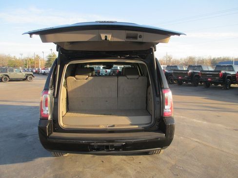 Used 2017 GMC Yukon SLT image 5