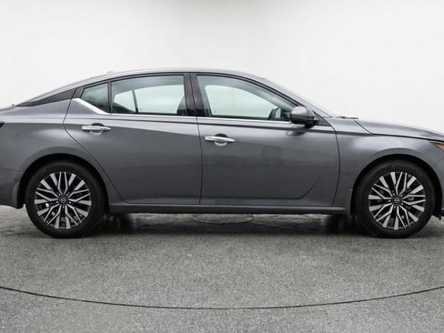 Used 2025 Nissan Altima 2.5 SV FWD image 11