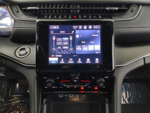 Used 2024 Jeep Grand Cherokee Altitude image 24