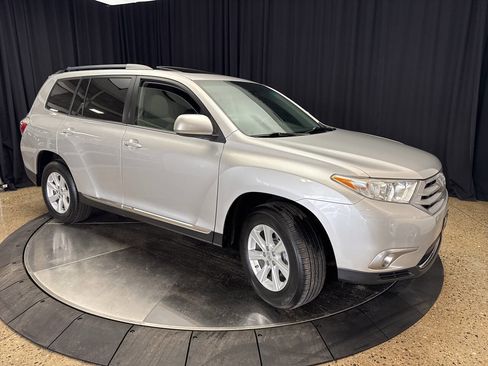 Used 2012 Toyota Highlander SE w/ Tow Pkg image 14
