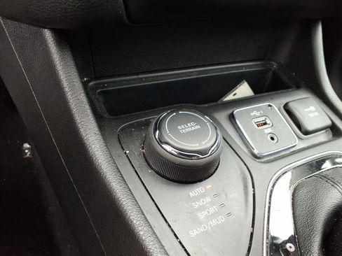 Used 2019 Jeep Cherokee Limited image 32