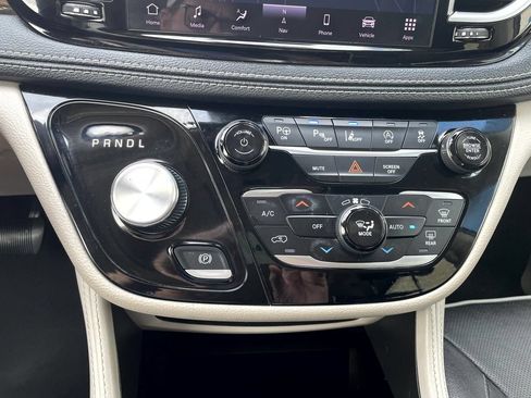 Used 2022 Chrysler Pacifica Limited FWD image 19