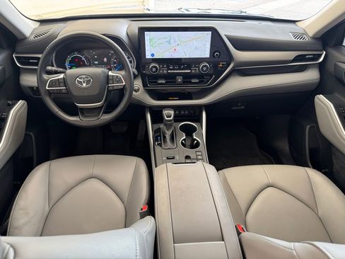 Used 2025 Toyota Highlander XLE image 14